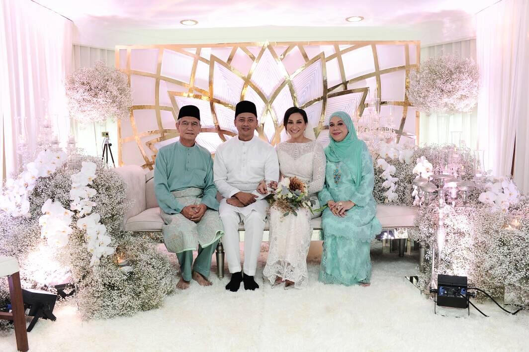 Mohamad Bakar Pernikahan dihadiri keluarga dan rakan terdekat.